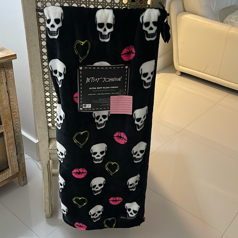 Betsey Johnson Black /Pink/White "Skulls & Hearts" Plush Throw Blanket